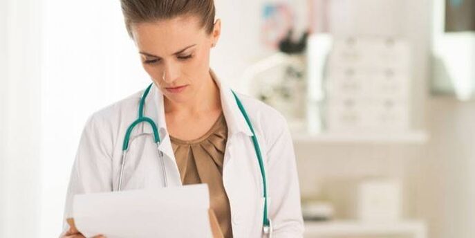 lekár skúma testy na diagnostiku papilomavírusu